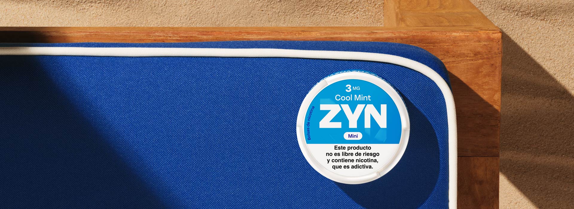 Lata azul de ZYN Cool Mint sobre una mesa azul